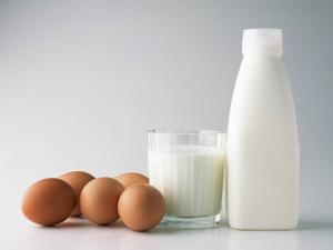 睡前喝牛奶會胖嗎?喝牛奶的最佳時間