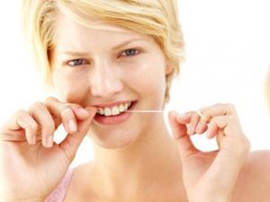 吃東西塞牙怎么辦?塞牙的危害有哪些?剔牙最好用牙線