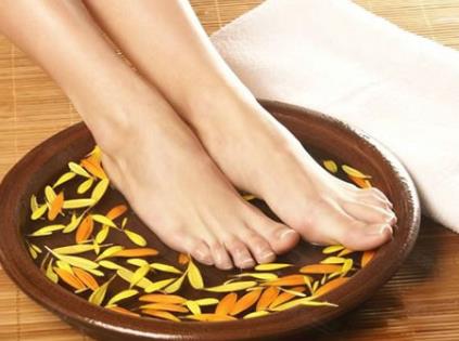 用艾葉泡腳有什么好處?艾葉泡腳的功效與作用