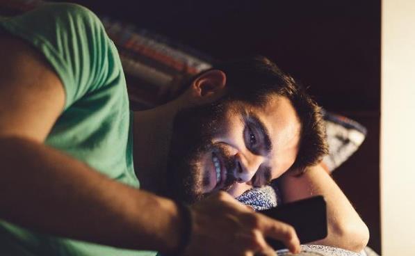 經常熬夜的危害有多大 熬夜過后補一覺就能恢復嗎