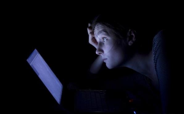 經常熬夜的危害有多大 熬夜過后補一覺就能恢復嗎