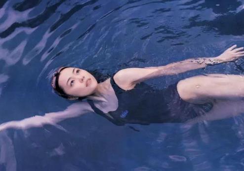 女生一周游幾次泳好?女生游泳的注意事項(xiàng)