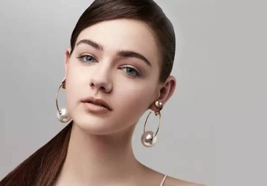 ?剛打的耳洞怎么護理?如何去除耳洞的臭味?