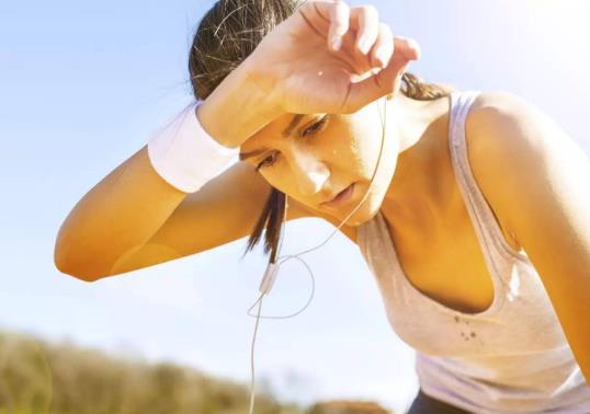 中暑喝熱水是正確的嗎?中暑喝冰的飲料有用嗎?