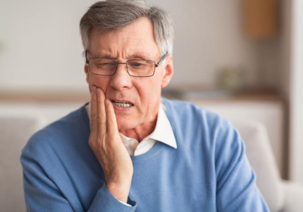 牙齦出血時,不刷牙只漱口可以嗎?牙齦經常出血的患者,在日常生活中應注意哪些事?