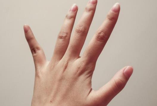 喜歡掰手指怎么辦?掰手指會影響手的生長嗎
