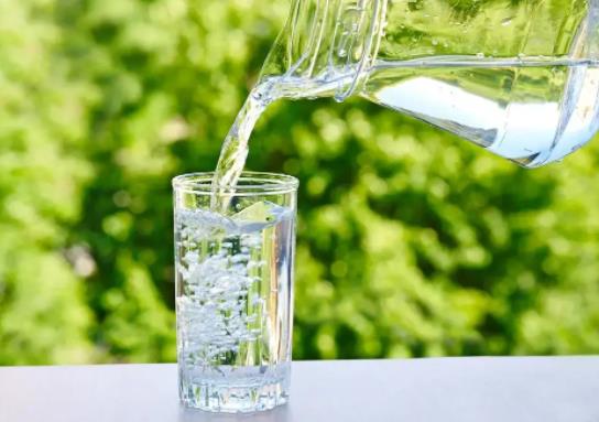 半天沒喝水尿的小便顏色太深正常嗎?不喝水一上午就尿了4次正常嗎