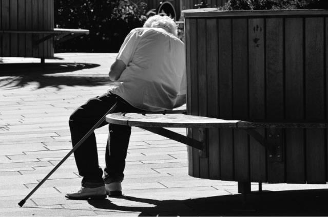 眼科院長:老人有身體疾病可以做白內障手術嗎?對身體有傷害嗎?