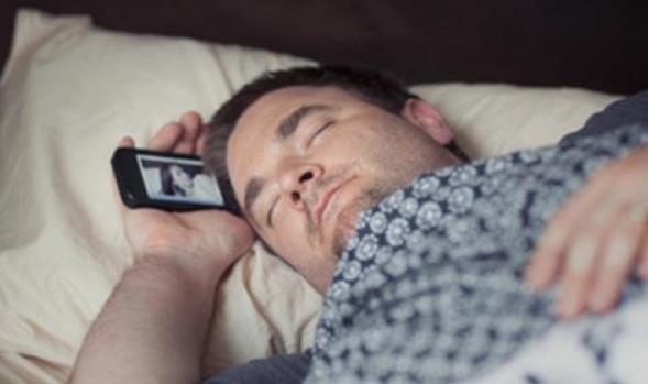 長時間使用手機有3大危害 睡覺時注意不要把手機放枕頭邊