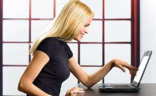 長期久坐對著電腦要適當補充營養 電腦族要注意平時常吃這些食物