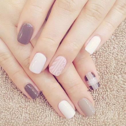 美甲做延長好還是貼甲片好?美甲延長怎么收費