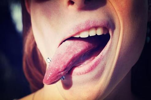 打舌釘耽誤吃飯嗎?打舌釘的人是什么心態?