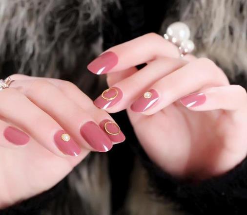 穿戴甲用膠水傷指甲嗎?做的美甲翹起來了怎么沾上去