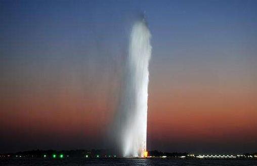 世界上最大最壯觀的噴泉 迪拜音樂(lè)噴泉耗資15億建成