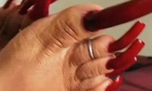 世界上腳趾甲最長的人 最長腳趾甲長達12.7厘米