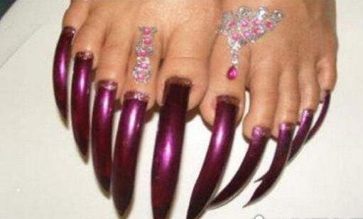 世界上腳趾甲最長的人 最長腳趾甲長達12.7厘米