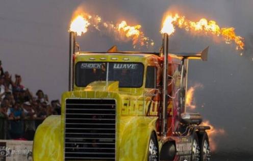 世界上最快的卡車 噴氣式卡車時速644公里秒殺跑車