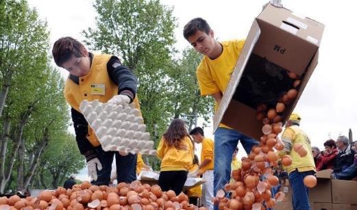 世界上最大的煎蛋 法國西南部Haux小城蒸制煎蛋耗費5214個雞蛋