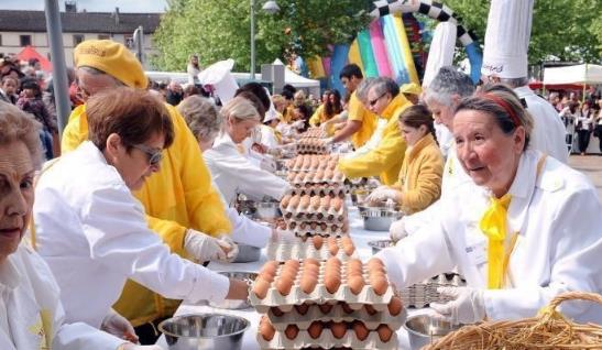 世界上最大的煎蛋 法國西南部Haux小城蒸制煎蛋耗費5214個雞蛋