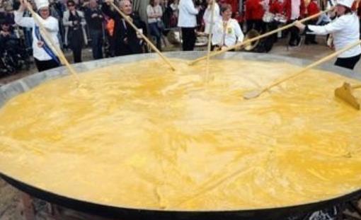 世界上最大的煎蛋 法國西南部Haux小城蒸制煎蛋耗費5214個雞蛋