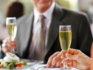 敬酒禮儀:怎樣給比自己身份高的人敬酒