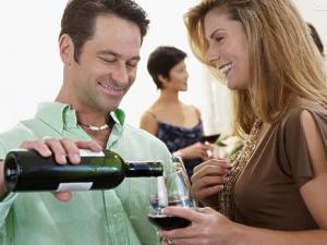 酒桌禮儀常識(shí):斟酒敬酒禮儀應(yīng)該注意哪些