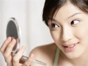 照鏡子比真實的自己好看?專家稱心情好更加分