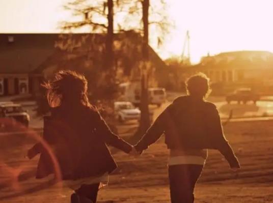 送便宜禮物的男生能不能交往?男人不買禮物說明不愛嗎