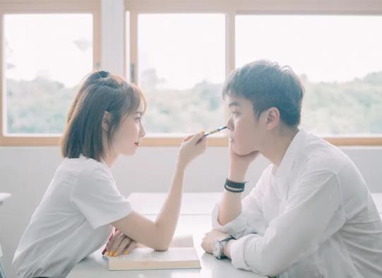 買奢侈品的女生都是很有錢嗎?對奢侈品沒興趣的女生正常嗎