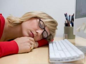 午休怎樣睡才健康?午休趴桌睡易得7種病