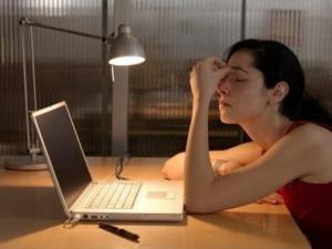 經常熬夜上班族如何養生?自我克制飲食戒煙戒酒