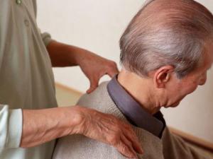 老年人睡前捶背可提高睡眠質量防失眠