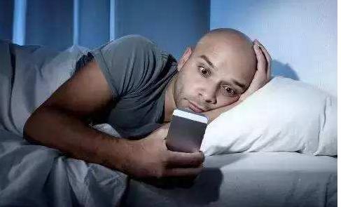 玩手機小心電子血栓 下肢腫脹要當心了