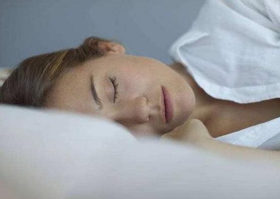 晚上閉著眼大腦卻不進入睡眠怎么辦?睡眠時間夠但白天還是犯困如何調理