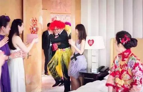 結婚堵門整新郎招數 結婚堵門游戲問題攻略 調節氣氛的重點