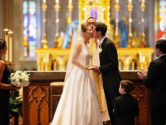 酒店結婚可以不請司儀嗎?結婚男方給女方買什么衣服