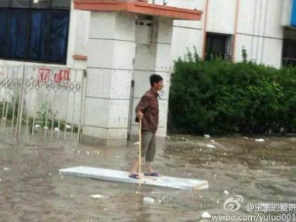 �����꣬��ͬ����һ��Ľֵ��ϣ�һ������վ��һ�K�װ���Ư�����θ̈́�ˮ����ǰ�M