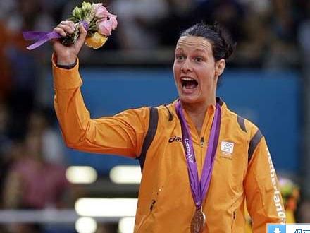 百米飛人大戰醉漢向跑道扔酒瓶-賽后被荷蘭柔道女將暴打