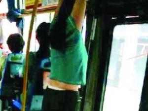 霸氣大媽公交上玩吊臂 網友稱比上次相見變瘦了