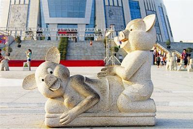 流氓豬石雕:鄭州一小豬石雕“耍流氓”被稱為情色作品