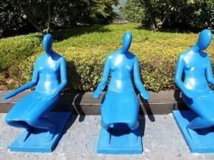 蘇州“裸女坐椅”被移走 景區(qū)回應(yīng)實(shí)為景觀雕塑