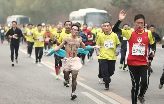 黑絲男子赤裸參加北京馬拉松,胸前寫(xiě)QQ號(hào)欲征婚