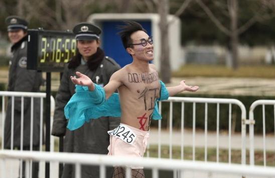 黑絲男子赤裸參加北京馬拉松,胸前寫(xiě)QQ號(hào)欲征婚