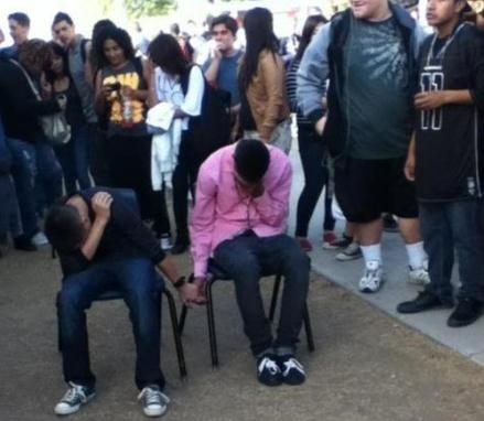 美國兩名學(xué)生因打架被罰手拉手在操場坐一小時