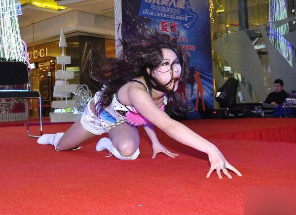 奇葩靚女子豹紋內(nèi)衣外露,披頭散發(fā)跪地狂演“獅子舞”(組圖)