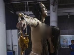 女子為全裸男印吻痕 1000個吻痕被批擾亂視線