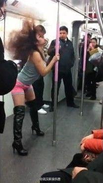 武漢地鐵驚現(xiàn)鋼管舞女郎:身材火辣少女圍著扶桿大跳鋼管舞組圖