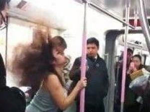 武漢地鐵驚現鋼管舞女郎 身材火辣大跳鋼管舞