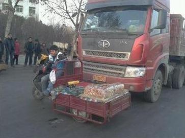 洛陽切糕黨公路攔車強賣切糕1刀下去550元,坑爹的強買強賣還要協商解決