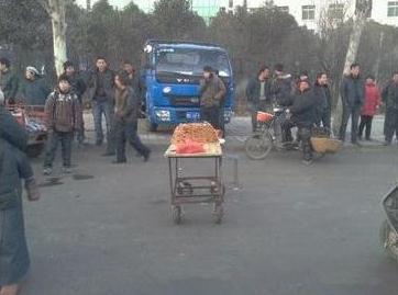 洛陽切糕黨公路攔車強賣切糕1刀下去550元,坑爹的強買強賣還要協商解決